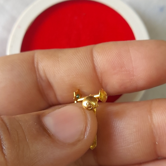 Beautiful new flower desine studs - Picture 12 of 16